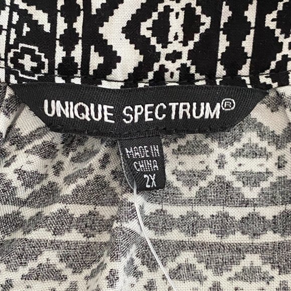 Unique Spectrum Black White Sleeveless Tank 2X - Picture 12 of 13